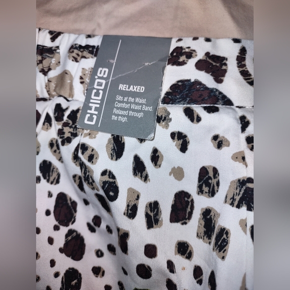 Chico's Relaxed Ladies Crop Capri pants, size 0, Spotted Floral print, NWT - Picture 6 of 15